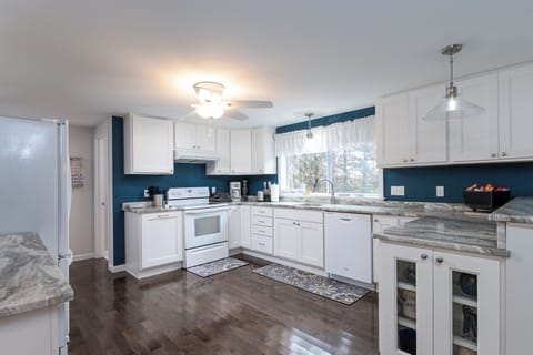 Fully equipped kitchen with modern appliances, cook, gather & enjoy meals!