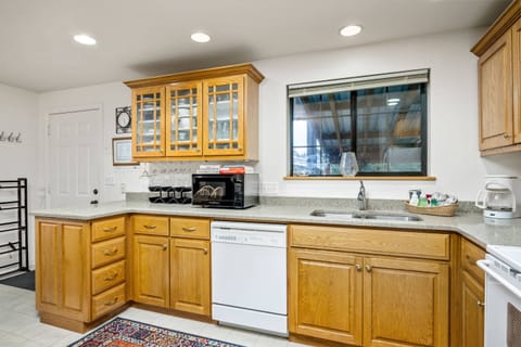 "Lovely, clean home. Comfortable beds. Great kitchen and amazing view from the front porch." - Christine