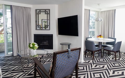 Living room + spacious dining area