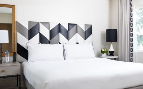 Unit with 1 King size bed. Exact unit will be assigned upon arrival. Views, colors and decor may vary.