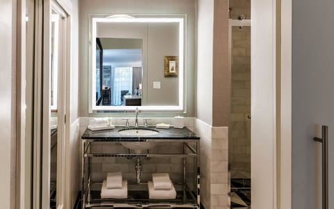 Bathroom with a shower. The essential kit and towels are provided!