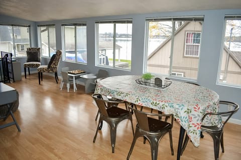 Dining table for 6 with great views. 4 counter stools in kitchen as well.