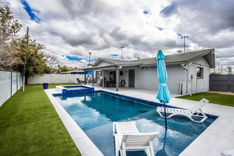 Pool/hot tub/BBQ/Firepit/patio Hot tub heat is free, Pool Heat is not.