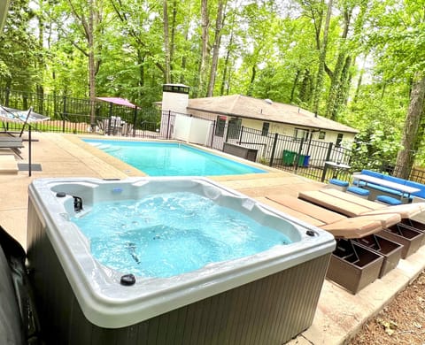 Pool ONLY open last weekend of Apr - Sep, HotTub open all year.