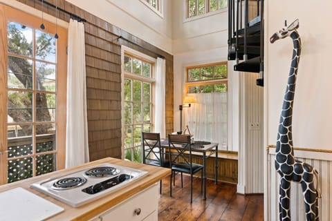 Dining for 4 off the kitchen