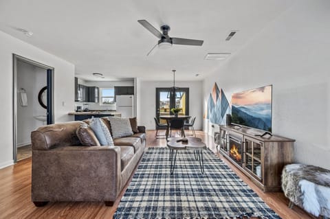 Cozy condo living in style. Comfort and relaxation await at our spectacularly inviting mountain retreat!