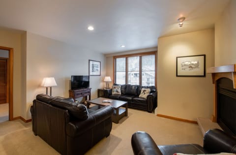 Living Room, Furniture, Indoors, Couch, Lamp