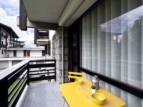 Table, Furniture, Property, Tableware, Building, Chair, Wood, Interior Design, Architecture, Floor
