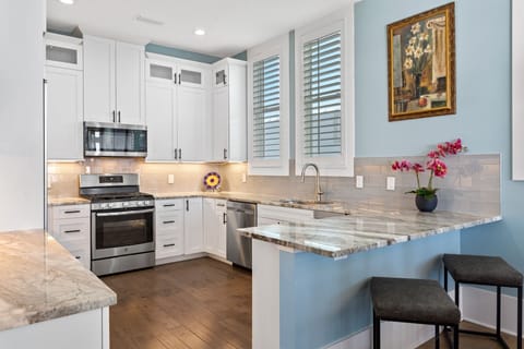 22-Aqua-Sound-Kitchen