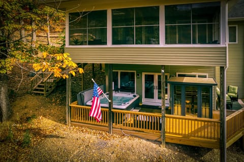 Mountain Escape’s 4-Season Room, Front Deck, & Side Deck.