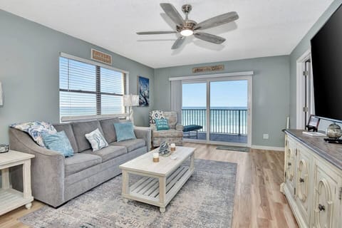  Living room with pull out sofa and gorgeous views! 