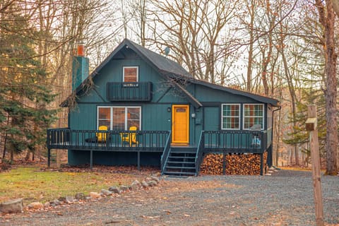 Escape to the woods! This stunning cabin is nestled in nature's embrace, ready for your adventure.🌲
