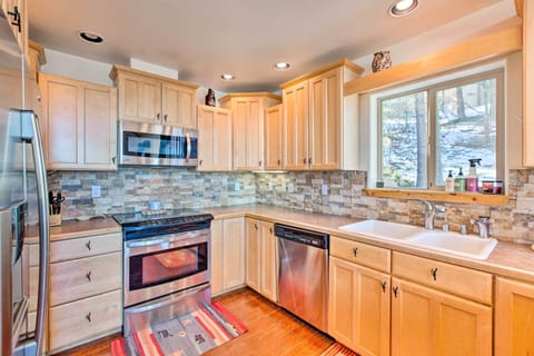 Kitchen | 1st Floor | Dishwasher | Cooking Basics | Crockpot | Dishware/Flatware