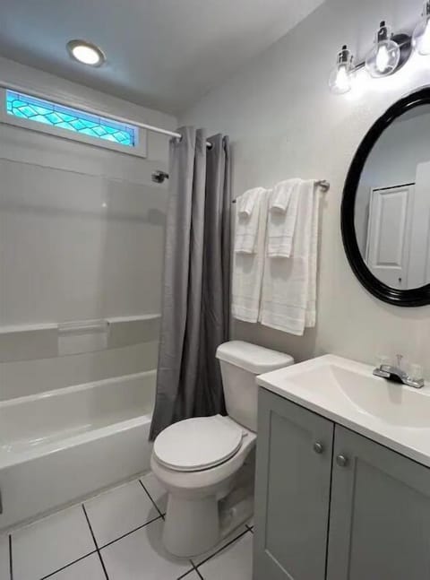 Bathroom with shower/tub 