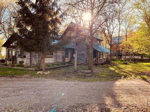 A cabin view from the drive way.