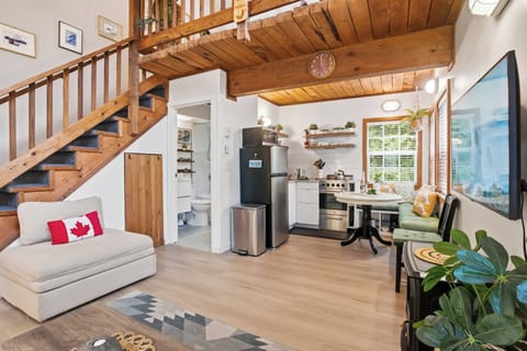 “Truly pet friendly - bowls, towel and even a welcome treat.” —Jennifer