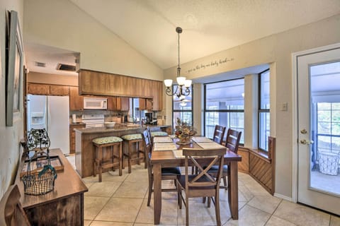 Dining Area | Dishware/Flatware Provided