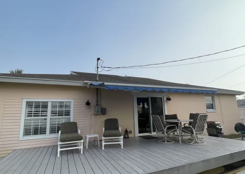 Huge rear deck with awning. Table and chairs