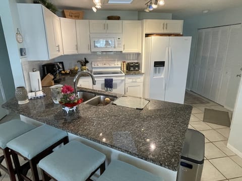 Kitchen with 4 barstools 
