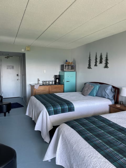 Vintage Lake Charm with Kitchenette
