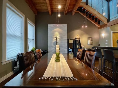 Beautiful & Elegant Dining Room to seat up to 6 guests comfortably! 