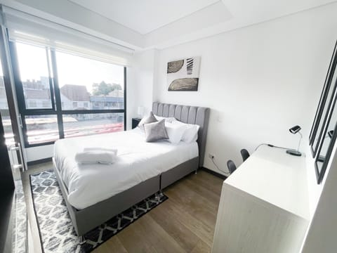 Cama doble y escritorio / double bed and desk.