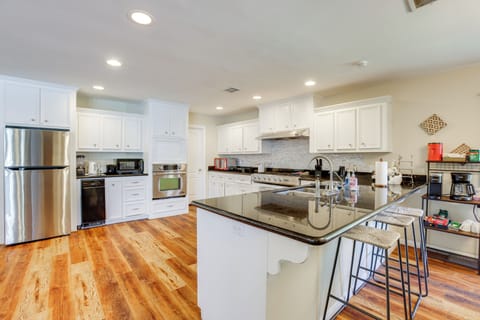 Kitchen | 4-Person Dining Table | Blender | Toaster | Air Fryer | 1st Floor