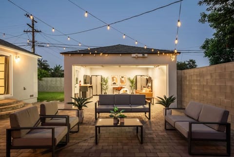 Enjoy our chic indoor-outdoor experience – an ideal setting for all your entertainment.