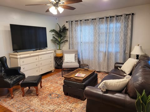 COMFORTABLE SEATING FOR 6, 55' SMART TV, FREE NETFLIX