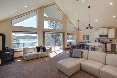 Living Room | Gas Fireplace | Smart TVs | Free WiFi