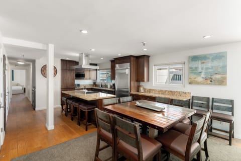 Dining Area & Kitchen