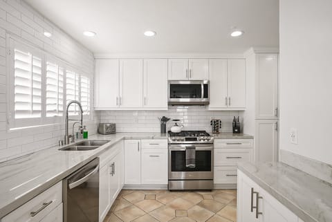 Full kitchen w/ dishwasher, gas stove/range, refrigerator, and dual Keurig+drip coffee pot