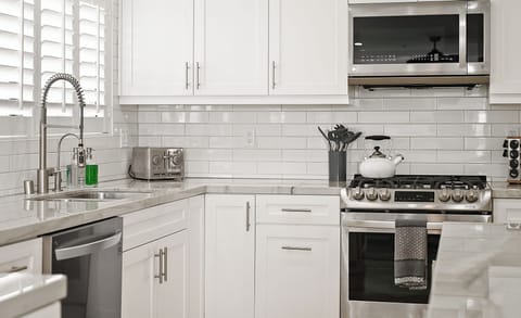 Full kitchen w/ dishwasher, gas stove/range, refrigerator, and dual Keurig+drip coffee pot