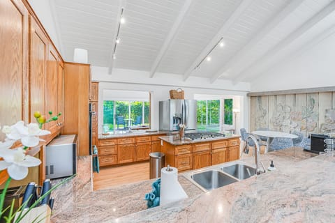 Spacious kitchen, perfect for family gatherings!