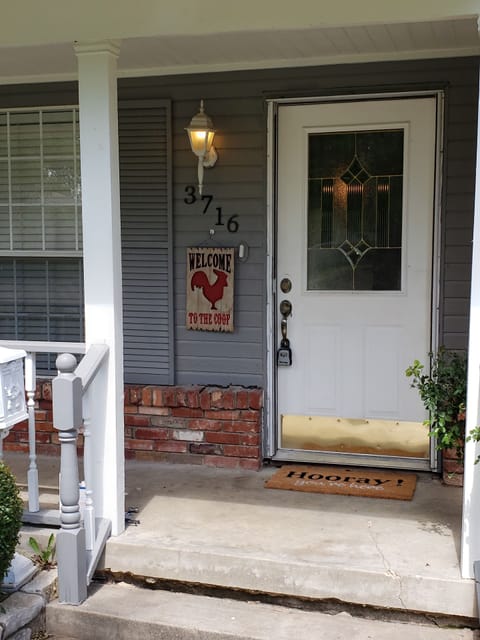 Welcome to the Red Hen!