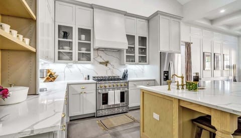 This bright, chef-inspired kitchen is perfect for making memories. Sip wine while preparing meals, gather around the island for morning coffee, or enjoy a home-cooked feast together. A space designed for conversation, connection, and creativity!