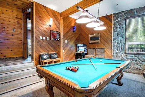 Entertainment area with Pool Table and Arcades