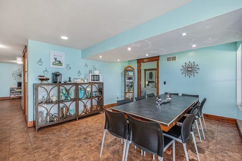 LARGE COMPLIMENTARY COFFEE BAR