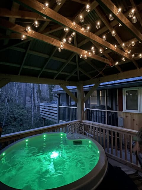 Soak in the private hot tub-twinkle lights above, creek sounds and totally relax