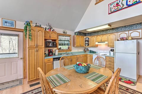 Dining Area | Dishware & Flatware Provided