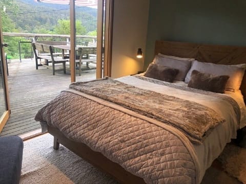 Little Joe Lodge, Cosy Cabin with Spectacular Mountain Views