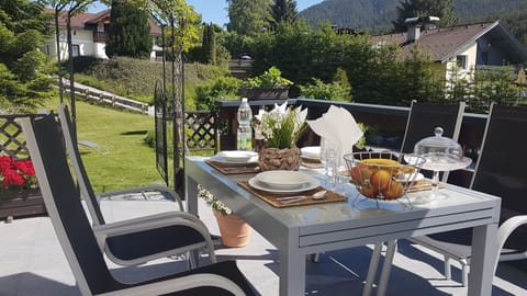 eigene Sonnen - Terrasse mit Gartenzugang - Ferienwohnung Nr. 2