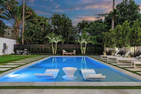 Live the Palm Beach nightlife right in your own backyard.