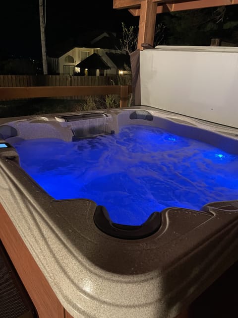 6–7-person Island Spa 3 pump hot tub LED lighting/waterfall & waterfall feat