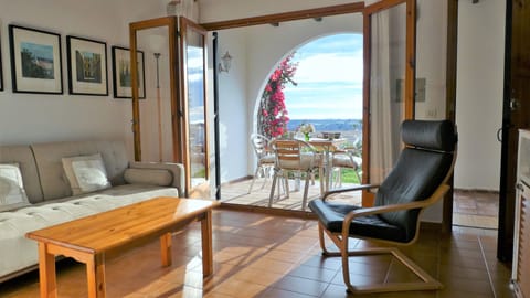 Living room with views to the garden and to the sea. 