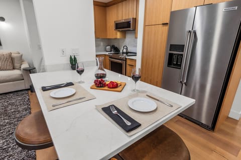 The breakfast bar with seating for 2.