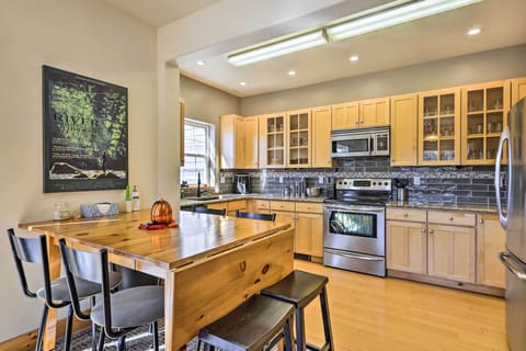 Dining Area | Dishware/Flatware Provided | 2nd Floor