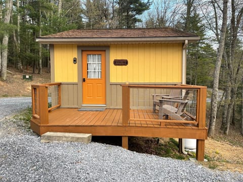Welcome to our cozy country cottage in Camp Creek!