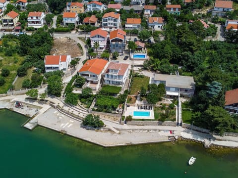 Water, Building, Property, Nature, Plant, Tree, Architecture, Lake, House, Urban Design