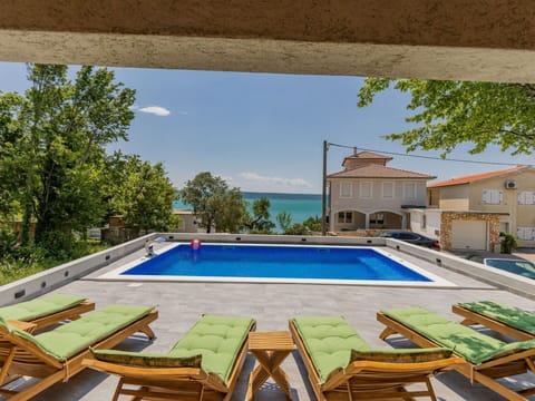 Water, Sky, Daytime, Property, Window, Swimming Pool, Plant, Building, Nature, Azure